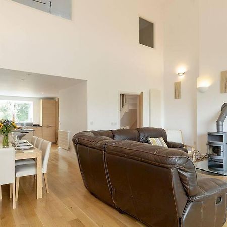 Cotswolds Lake Side Home With Luxury Spa Swallows Nest,Lower Mill Estate, Lakeside Home And Spa With A Harry Potter Cupboard Under The Stairs Somerford Keynes Exterior foto